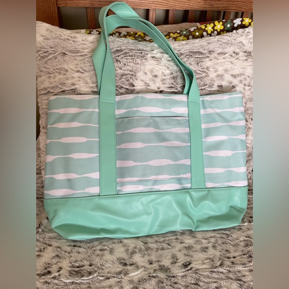 Large tote great for trips! - Picture 2 of 6